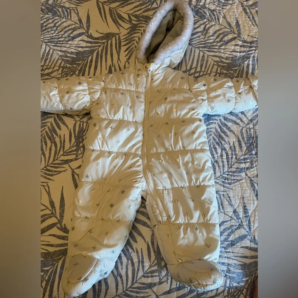 Carters snowsuit - Picture 1 of 4